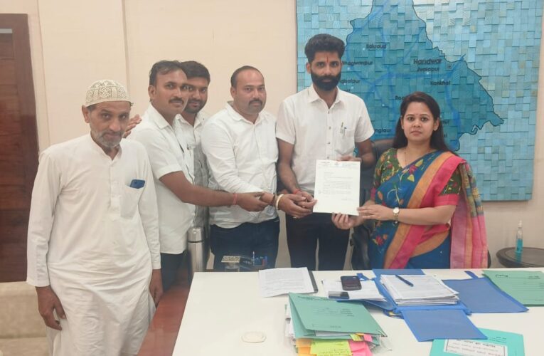 रुड़की ब्लाक प्रधान संगठन के अध्यक्ष चौधरी श्रवण कुमार के नेतृत्व में एक प्रतिनिधिमंडल ने सीडीओ से की मुलाकात, विभिन्न समस्याओं के समाधान के लिए सौंपा ज्ञापन