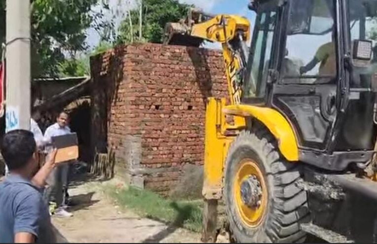 भगवानपुर: प्रशासन की टीम ने क्षेत्र के अलग-अलग दो गांवों में ग्राम समाज की भूमि को कराया कब्जा मुक्त, ग्रामीणों को दोबारा ऐसा करने पर उनके खिलाफ कार्रवाई करने की चेतावनी