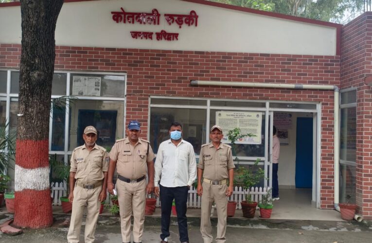 रुड़की: नगर निगम के दो कर्मचारियों को ब्लैकमेल करने के आरोप में खुद को पत्रकार बताने वाला युवक गिरफ्तार, कथित पत्रकार ने नगर निगम के दो कर्मचारियों का स्ट्रिंग करते हुए बनाई थी उनकी वीडियो