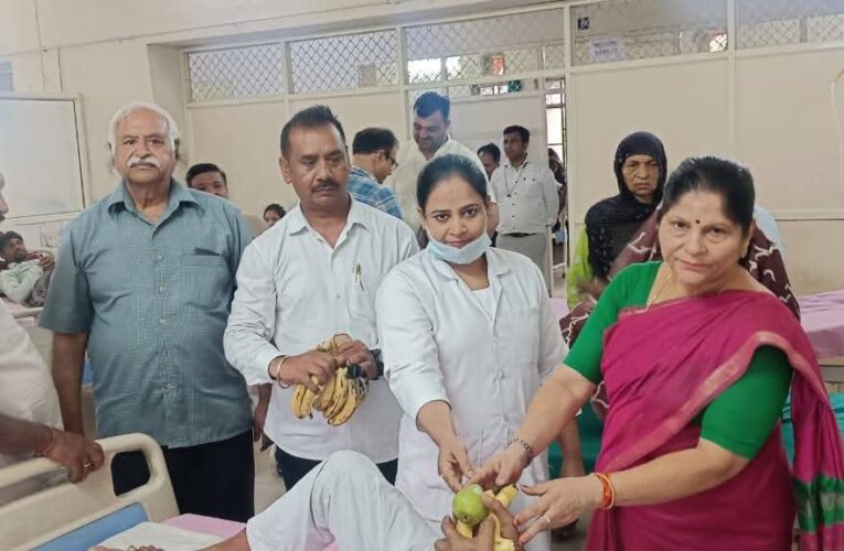 भाजपा प्रदेश अध्यक्ष महेंद्र भट्ट के जन्मदिवस पर जिलाध्यक्ष डॉ. मधु सिंह के नेतृत्व में मरीजों को वितरित किए फल, की दीर्घायु की कामना