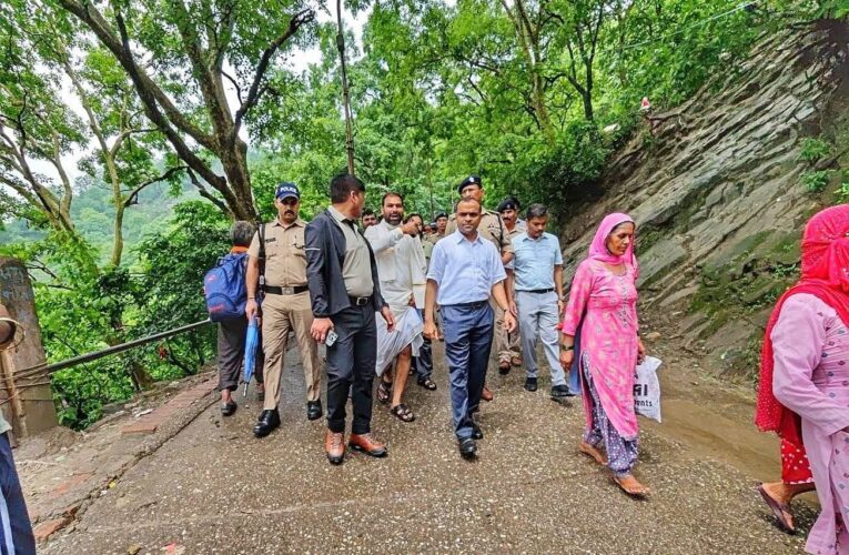 हरिद्वार डीएम मयूर दीक्षित ने प्रातःकाल में किया विभिन्न क्षेत्रों का निरीक्षण, फील्ड कर्मियों को क्षेत्र में ही बने रहने के सख्त आदेश