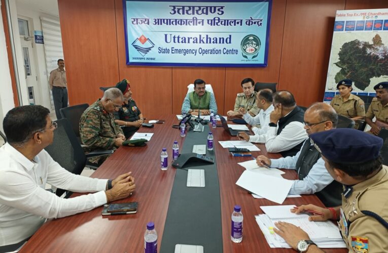 मुख्य सचिव ने राज्य आपातकालीन परिचालन केंद्र पहुंचकर धराली में संचालित राहत और बचाव कार्यों की समीक्षा की, शासन तथा सेना के वरिष्ठ अधिकारियों के साथ चर्चा कर रेस्क्यू अभियान को और अधिक तीव्र गति से संचालित किए जाने को लेकर दिए दिशा-निर्देश