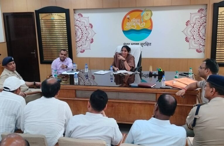 मेला अधिकारी श्रीमती सोनिका की अध्यक्षता में सीसीआर मेला कंट्रोल रूम में बैठक आयोजित