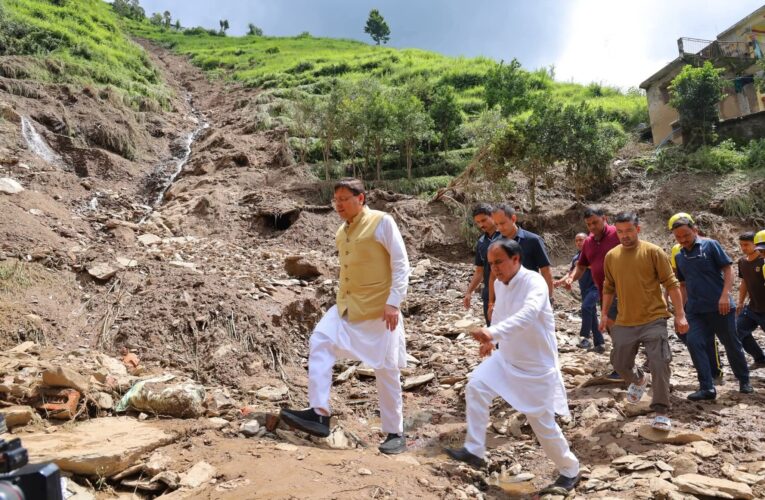 मुख्यमंत्री पुष्कर सिंह धामी ने आपदाग्रस्त क्षेत्र सैंजी का किया स्थलीय निरीक्षण, आपदा प्रभावित ग्रामीणों से उनका हालचाल जाना ली आपदा से हुए नुकसान के बारे में जानकारी, कहा-राज्य सरकार हर परिस्थिति में प्रभावितों के साथ खड़ी