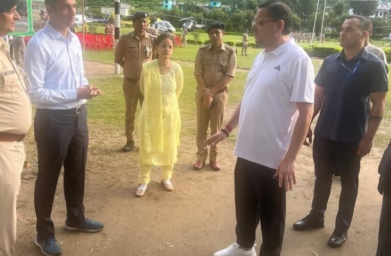 मुख्यमंत्री पुष्कर सिंह धामी ने प्रातः काल धराली में चल रहे राहत एवं बचाव कार्यों की समीक्षा की, अधिकारियों को सड़क, संचार और बिजली की बहाली के साथ-साथ खाद्यान्न आपूर्ति हेतु दिए आवश्यक दिशा-निर्देश