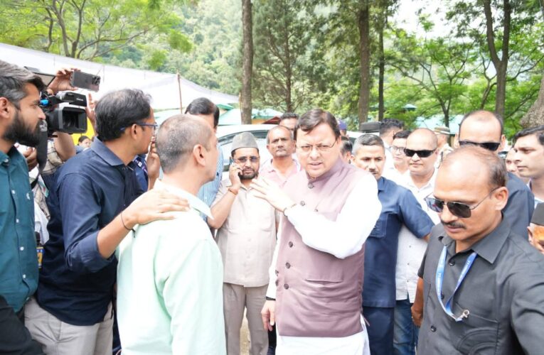 मुख्यमंत्री पुष्कर सिंह धामी ने मातली हेलिपैड में जाकर रेस्क्यू अभियान को लेकर अधिकारियों को जरूरी निर्देश दिए