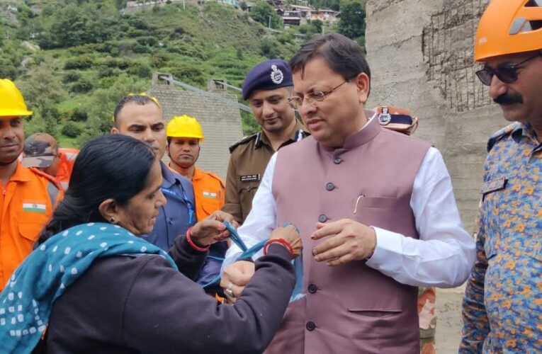 आपदा के दौरान फसी महिला ने अचानक साड़ी का किनारा फाड़ा और मुख्यमंत्री पुष्कर सिंह धामी को बांधी राखी, हुए भावुक
