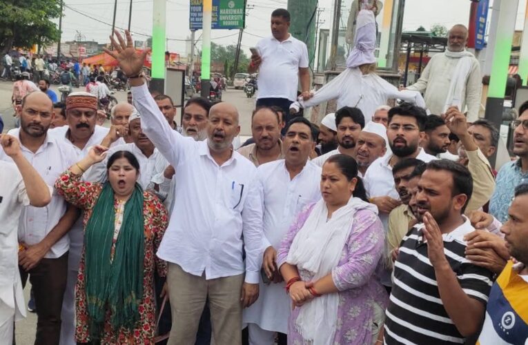 वोट चोरी नही चलेगी: राजेंद्र चौधरी, महानगर जिला कांग्रेस कमेटी रुड़की ने चुनाव आयोग का चंद्रशेखर चौक पर पुतला दहन किया