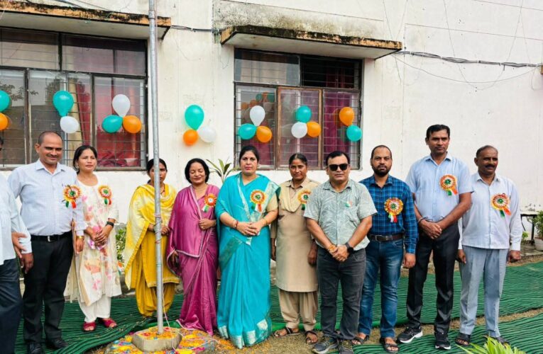 भगवानपुर विधायक ममता राकेश ने राजकीय सुरेंद्र राकेश आदर्श आवासीय विद्यालय छाप्पुर, राजकीय प्राथमिक विद्यालय शाहपुर में किया ध्वजारोहण, कहा-स्वतंत्रता दिवस का दिन हमें याद दिलाता है कि कैसे हमारे स्वतंत्रता सैनानियों ने अहिंसा और बिना किसी भेदभाव के सिद्धांतों के आधार पर स्वतंत्रता हासिल की