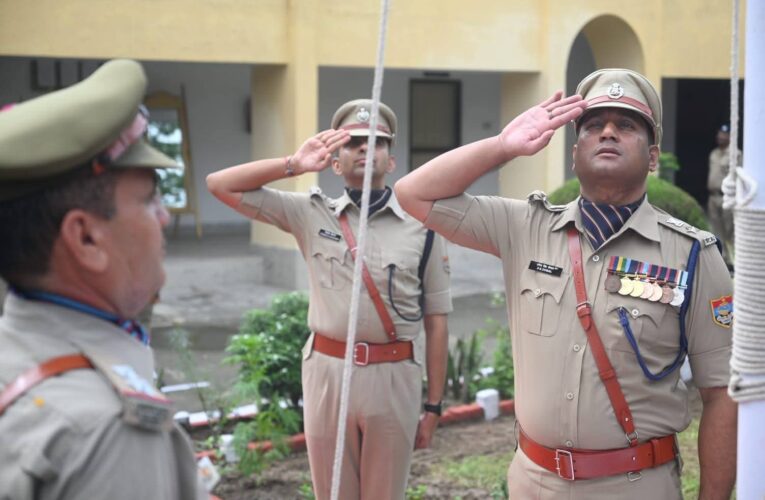 हर्षोल्लास के साथ मनाया गया 79 वां स्वतंत्रता दिवस, एसएसपी प्रमेन्द्र सिंह डोबाल ने ध्वजारोहण कर शपथ दिलाते हुए दी स्वतंत्रता दिवस की शुभकामनाएं, देश को आजादी दिलाने में महत्वपूर्ण योगदान देने वाले वीर सपूतों को किया याद