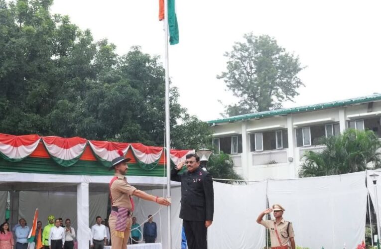 मुख्य सचिव ने 79वें स्वतंत्रता दिवस के अवसर पर सचिवालय में आयोजित कार्यक्रम में किया ध्वजारोहण, देश की आजादी के लिए अपना जीवन समर्पित करने वाले ज्ञात-अज्ञात स्वतंत्रता सेनानियों को नमन करते हुए कहा-यह देश उनका ऋणी