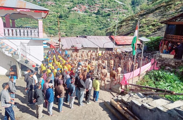 स्वतंत्रता दिवस के अवसर पर आपदा प्रभावित धराली गाँव मे राहत एवं बचाव कार्यों में जुटे कर्मियों के साथ ग्रामीणों ने समेश्वर देवता मंदिर के प्रांगण में जुट कर किया ध्वजारोहण