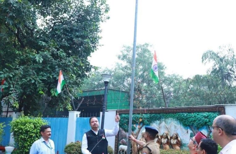 स्वतंत्रता दिवस के अवसर पर नई दिल्ली स्थित उत्तराखण्ड निवास एवं उत्तराखण्ड सदन में ध्वजारोहण समारोह हर्षोल्लास एवं गरिमापूर्ण ढंग से आयोजित