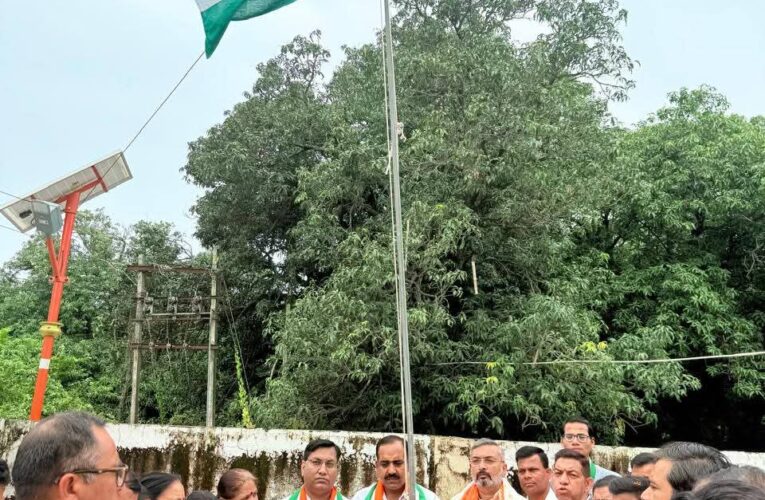 हरिद्वार भाजपा जिला कार्यालय पर स्वतंत्रता दिवस पर जिलाध्यक्ष आशुतोष शर्मा ने किया ध्वजारोहण, कहा-देश के वीर बलिदानीयों के बलिदान एवं तपस्या के बाद हमें 15 अगस्त 1947 को आजादी मिली थी