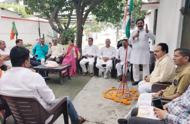 देश की आज़ादी हमें बड़ी कुर्बानियों और लंबी लड़ाई के बाद मिली, स्वतंत्रता दिवस के अवसर पर रुड़की भाजपा जिला कार्यालय में किया गया ध्वजारोहण