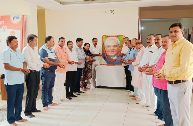 हरिद्वार भाजपा जिला कार्यालय पर भारत रत्न पूर्व प्रधानमंत्री अटल बिहारी वाजपेयी की पुण्यतिथि पर श्रृद्धांजलि कार्यक्रम आयोजित