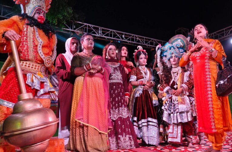 श्रीकृष्ण भगवान ही हमें सिखाते हैं कि जीवन कर्म प्रधान है, भगवानपुर में किन्नर समाज ने धूमधाम से मनाई श्रीकृष्ण जन्माष्टमी, आयोजित किया भव्य कार्यक्रम, सम्पूर्ण दर्शक भावविभोर होकर उनके कृष्ण प्रेम में डूबे नृत्य को मंत्रमुग्ध होकर देखते रहे