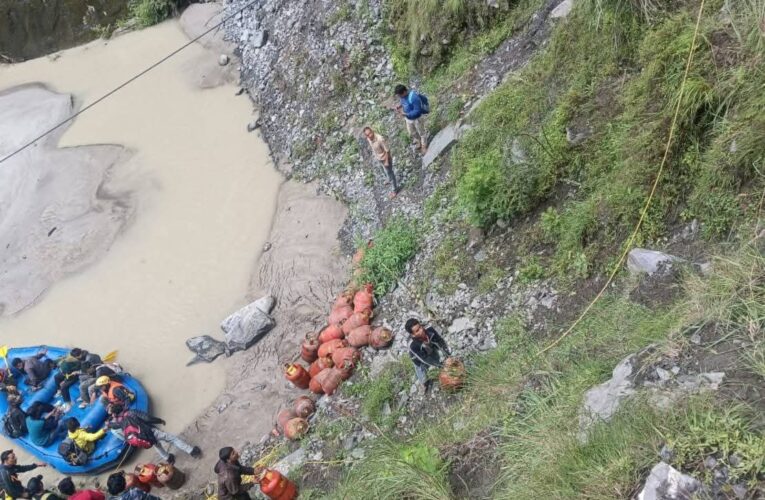 मुख्यमंत्री पुष्कर सिंह धामी के निर्देशानुसार जनपद उत्तरकाशी के आपदा प्रभावित क्षेत्रों में राहत कार्य अनवरत जारी