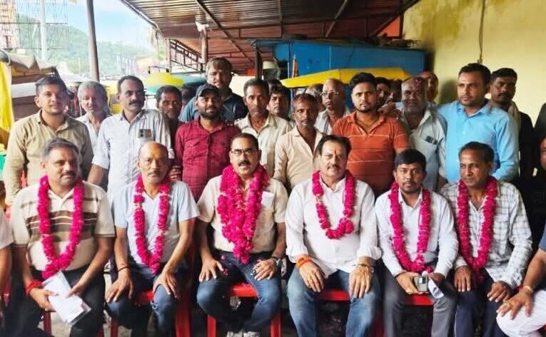 ऑटो चालक मलिक समिति के नए अध्यक्ष बने कपिल बिश्नोई, चुनाव अधिकारी पार्षद दीपक शर्मा, पार्षद सत्यनारायण शर्मा, राजू मनोचा की देखरेख में संपन्न हुए चुनाव