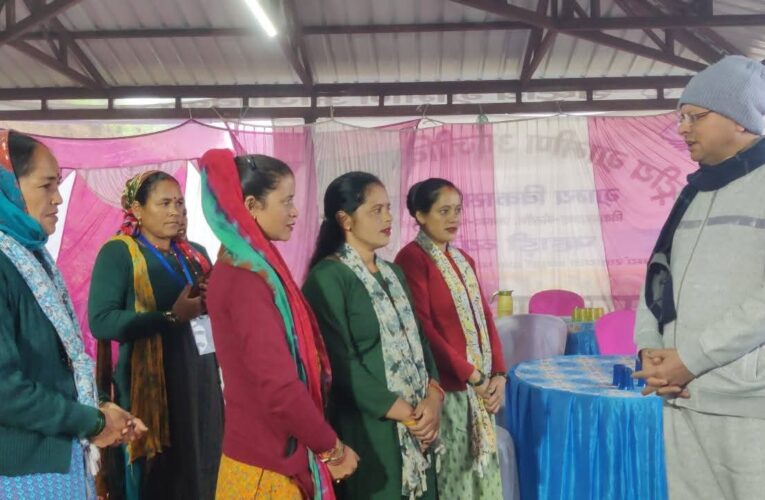 मुख्यमंत्री पुष्कर सिंह धामी ने स्वयं सहायता समूह की महिलाओं से बात कर उनके द्वारा किए जा रहे कार्यों की सराहना की