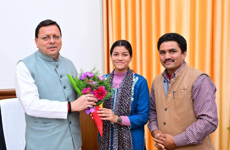 मुख्यमंत्री पुष्कर सिंह धामी से गैरसैंण (भराड़ीसैंण) में मुख्यमंत्री आदर्श ग्राम सारकोट की ग्राम प्रधान प्रियंका नेगी ने की भेंट, भराड़ीसैंण से सारकोट के लिए सड़क की स्वीकृति और कार्य शुरू होने और विगत में सारकोट में हुए विभिन्न विकास कार्यों के लिए जताया आभार