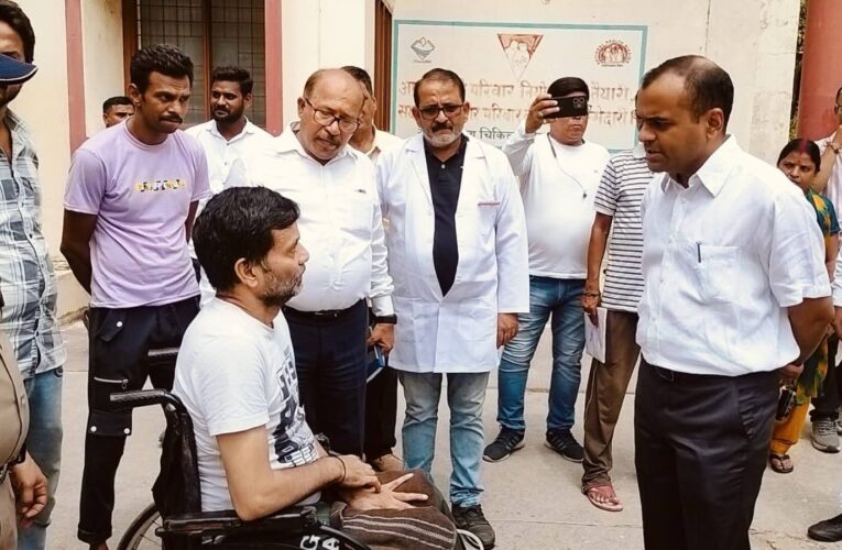 आमजन की समस्याओं का त्वरित निराकरण कर रहे है डीएम मयूर दीक्षित,  शक्ति नगर बहादराबाद निवासी यादवेंद्र राज सिंह पुत्र श्यामराज सिंह की फरियाद का जिलाधिकारी द्वारा तत्काल मौके पर किया गया समाधान