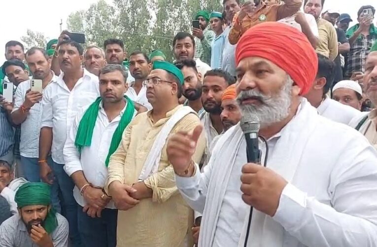 बहादराबाद टोल प्लाजा पर किसानों का धरना जारी, पहुंचे भाकियू के राष्ट्रीय प्रवक्ता राकेश टिकैत, बोले-किसानों को लाठी से हांकना चाहती है सरकार