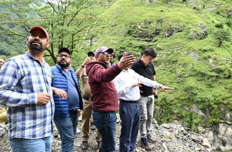 उत्तरकाशी के डीएम प्रशांत आर्य ने यमुनोत्री राष्ट्रीय राजमार्ग का किया निरीक्षण, क्षतिग्रस्त मार्ग को आवाजाही हेतु सुचारू बनाने के लिए मौके पर एक पोकलेन एवं एक जेसीबी तैनात