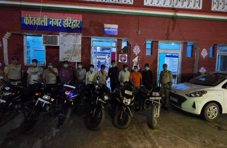 यातायात नियमों का उल्लंघन कर शराब के नशे में सड़कों पर वाहन दौड़ाने के मामले में पुलिस की कार्रवाई, दो कार, दो ई रिक्शा व सात बाइक समेत 11 वाहन सीज