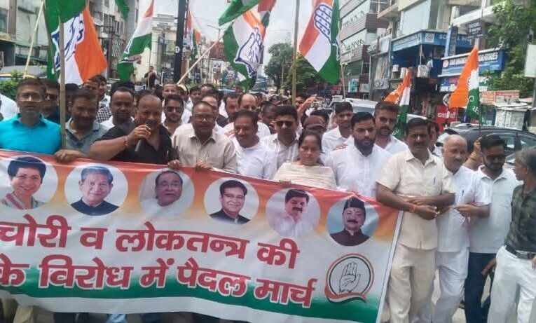 कांग्रेस कार्यकर्ताओं ने किया सरकार के खिलाफ प्रदर्शन, कहा-प्रदेश सरकार ने सवालों से बचने के लिए विधानसभा सत्र दो दिन में ही समाप्त कर दिया