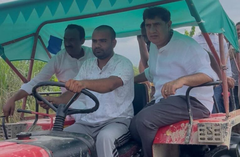 रुड़की विधायक प्रदीप बत्रा ने सोलानी नदी की बाढ़ से प्रभावित क्षेत्रों का ट्रैक्टर पर सवार होकर किया निरीक्षण, आश्वासन दिया कि वह सरकार से बातचीत कर उचित मुआवजा दिलाएंगे