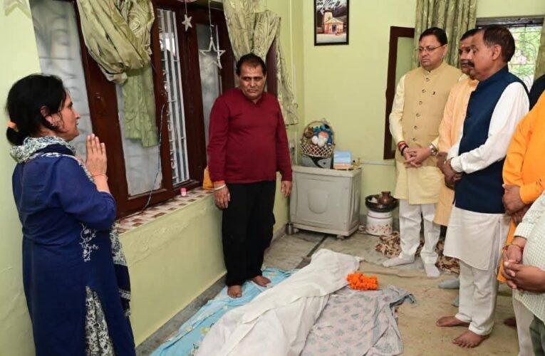 मुख्यमंत्री पुष्कर सिंह धामी ने वरिष्ठ पत्रकार राकेश खंडूड़ी ने आवास पर पहुंचकर उन्हें श्रद्धांजलि अर्पित की