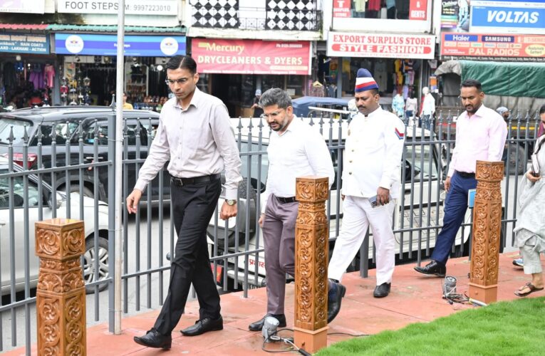 जीवन सुरक्षा के साथ यातायात प्रबन्धन पर जिला प्रशासन का फोकस, 11 जंक्शन टैªफिक सिग्नल आच्छादित, 05 वर्षों में प्रथम बार पुलिस के सीसीटीवी कैमरे स्मार्ट कन्ट्रोलरूम से इंटीग्रेट