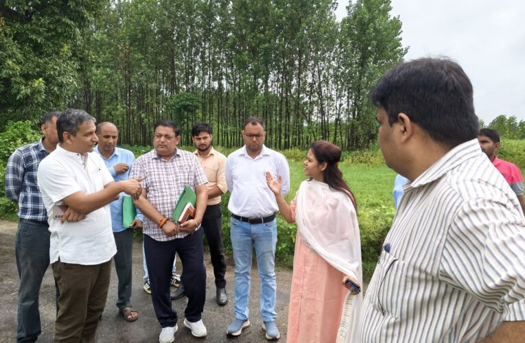 परियोजना ग्रामीण विकास और स्थानीय आजीविका को बढ़ावा देने की दिशा में एक महत्वपूर्ण कदम, सीडीओ आकांक्षा कोण्डे ने ग्रामोत्थान परियोजना के तहत सकौती गांव में वे साइड अमीनिटीज के लिए भूमि का किया मुआयना