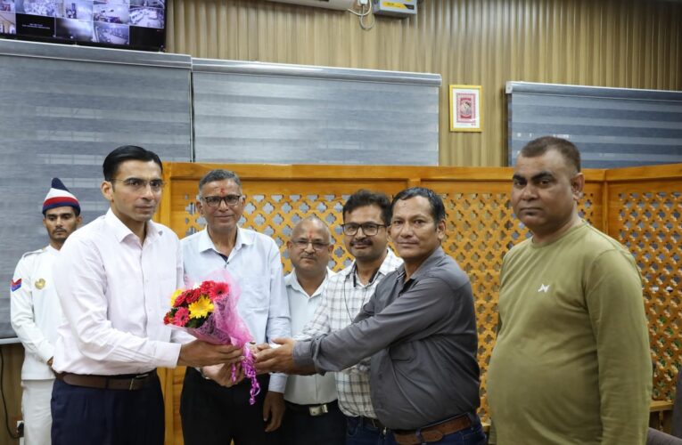 उत्तराखंड पत्रकार यूनियन के एक प्रतिनिधिमंडल ने की डीएम सविन बंसल से भेंट, पत्रकारों को राजधानी के राजकीय चिकित्सालयों में बेहतर चिकित्सा उपचार दिलाए जाने का किया अनुरोध