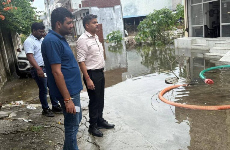 जनपद में हो रही भारी वर्षा से जलभराव क्षेत्रों में जिलाधिकारी मयूर दीक्षित के निर्देशन में जल निकासी का कार्य संबंधित अधिकारियों द्वारा तत्परता किया जा रहा है कार्य