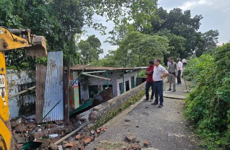 अवैध अतिक्रमण पर थम नहीं रहा जिला प्रशासन का प्रहार, दो स्थानों पर अतिक्रमण ध्वस्त, सरकारी भूमि पर अवैध निर्माण ध्वस्त, जिला प्रशासन का अतिक्रमण पर कड़ा प्रहार निरंतर जारी, नेहरूग्राम, एनआईवीएच में सरकारी भूमि पर अतिक्रमण कर बनाई गई  मजार ध्वस्त