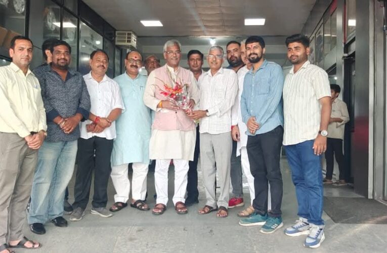 एटूजेड ऑटोमोबाइल्स पर भाजपा नेता धीर सिंह के नेतृत्व में कार्यकर्ताओं ने किया सांसद त्रिवेंद्र सिंह रावत का जोरदार स्वागत, किसानों की फसलों के नुकसान एवं अन्य विषयों को लेकर हुई चर्चा