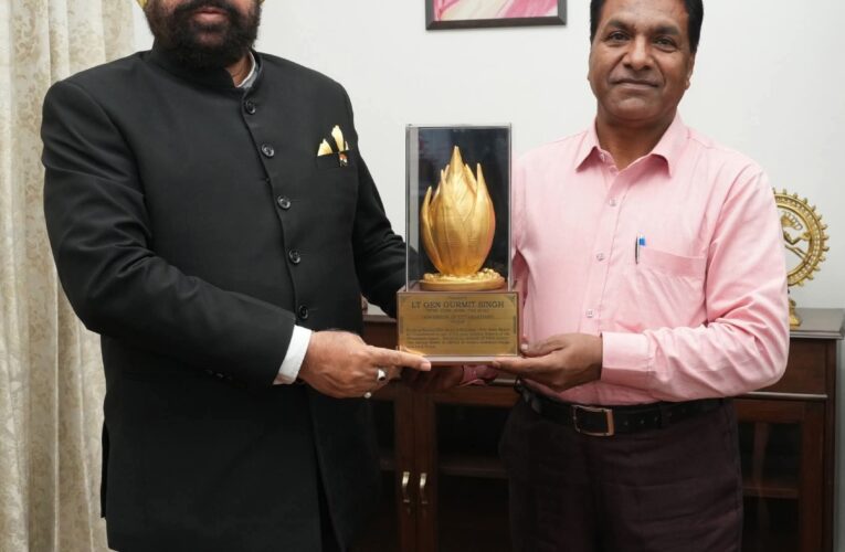 महामहिम राज्यपाल में प्रधानाचार्य डॉक्टर रविंद्र सैनी को सेवानिवृत्ति के उपलक्ष में किया सम्मानित