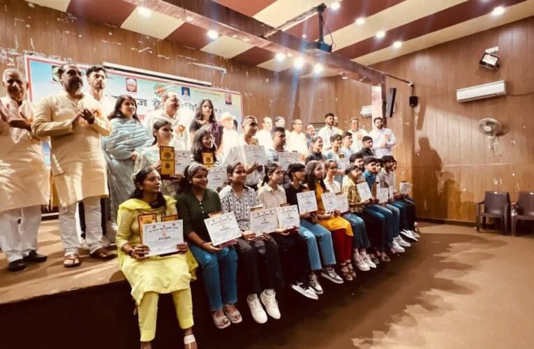 समाज को आगे बढ़ाने के लिए युवाओं के कंधे पर बड़ी जिम्मेदारी: मेजर जनरल डॉक्टर बी. एस. पंवार, जाट समाज सेवा समिति द्वारा मेधावी छात्र-छात्राओं को किया गया सम्मानित