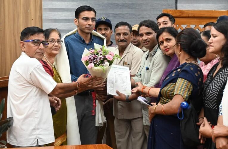 उत्कृष्ट कार्यशैली और असाधारण निर्णयों के लिए डीएम सविन बंसल को उत्तराखंड भूकानून अभियान के सदस्यों ने किया सम्मानित, अभिनंदन पत्र और शाल भेंटकर उनके जनहित में प्रशंसनीय कार्यो को सराहा