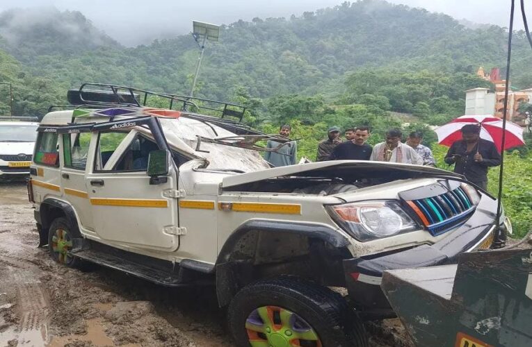 कोटद्वार की ओर आ रहे मैक्स वाहन पर बड़ा बोल्डर गिरा, दो लोगों की मौके पर मौत हो गई, जबकि सात अन्य घायल