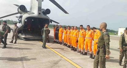 धराली में रेस्क्यू ऑपरेशन जारी, चिनूक से 30-35 लोगों को लाया गया जौलीग्रांट, सीएम पुष्कर सिंह धामी उत्तरकाशी जिला अस्पताल में धराली क्षेत्र के ग्रामीण से मिले