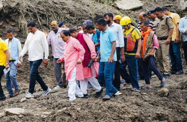 थलीसैण के आपदाग्रस्त क्षेत्र चौथान पहुंचे कैबिनेट मंत्री डॉ. धन सिंह रावत, पैदल चलकर प्रभावित गांवों का किया निरीक्षण, पीड़ितों को बंधाया ढ़ांढस, जिला प्रशासन को दिए राहत कार्यों में तेजी लाने के निर्देश