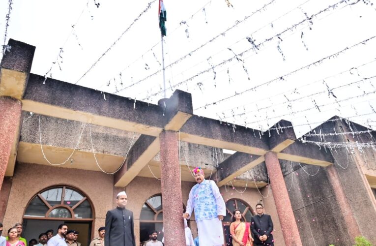 जिले में 79 वें स्वतंत्रता दिवस समारोह हर्षोल्लास के साथ मनाया गया, हरिद्वार जिला कार्यालय परिसर में प्रभारी मंत्री सतपाल महाराज ने किया ध्वजारोहण