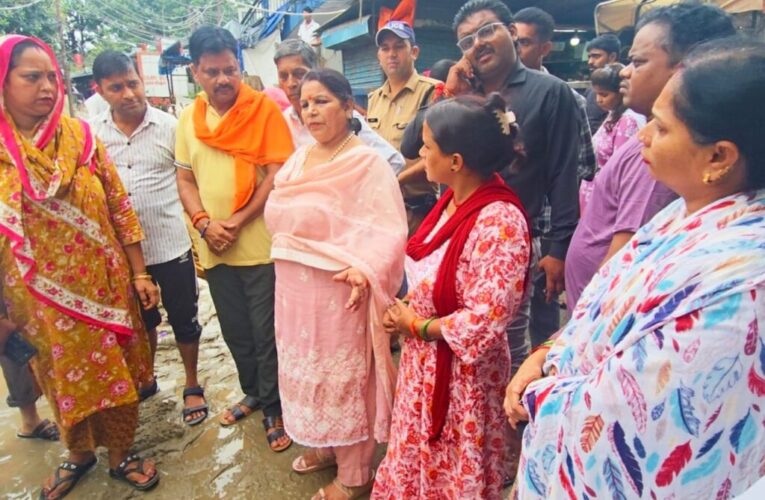 हरिद्वार मेयर किरन जैसल ने जलभराव वाले स्थानों का किया निरीक्षण, क्षेत्रवासियों को जलभराव की समस्या को खत्म करने के प्रयास का दिया आश्वासन