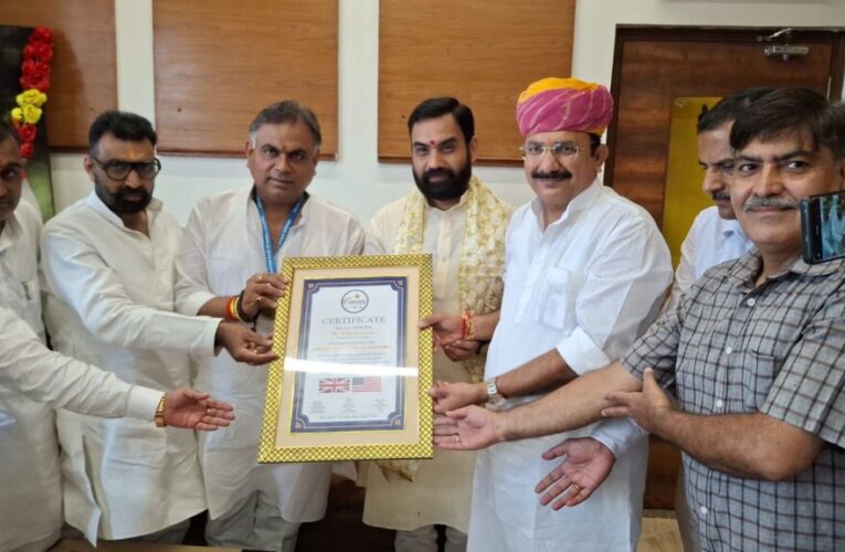 Haridwar: हरकी पैड़ी की गंगा आरती वर्ल्ड रिकॉर्ड में दर्ज, विश्व विख्यात हरकी पैड़ी पर पिछले 109 वर्षों से निरंतर गंगा आरती करने के लिए श्री गंगा सभा को ऑक्सफोर्ड बुक ऑफ वर्ल्ड रिकॉर्ड से किया गया सम्मानित