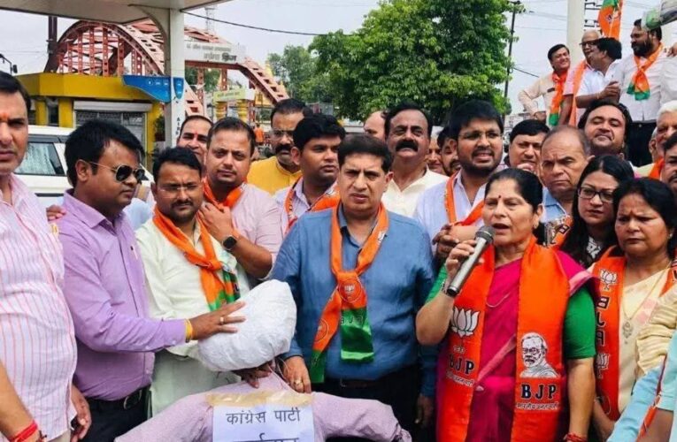रुड़की में भाजपा का कांग्रेस के खिलाफ विरोध प्रदर्शन, कार्यकर्ताओं ने कांग्रेस की जनविरोधी नीतियों और गैरजिम्मेदाराना आचरण के खिलाफ की नारेबाजी, पुतला दहन कर किया आक्रोश व्यक्त