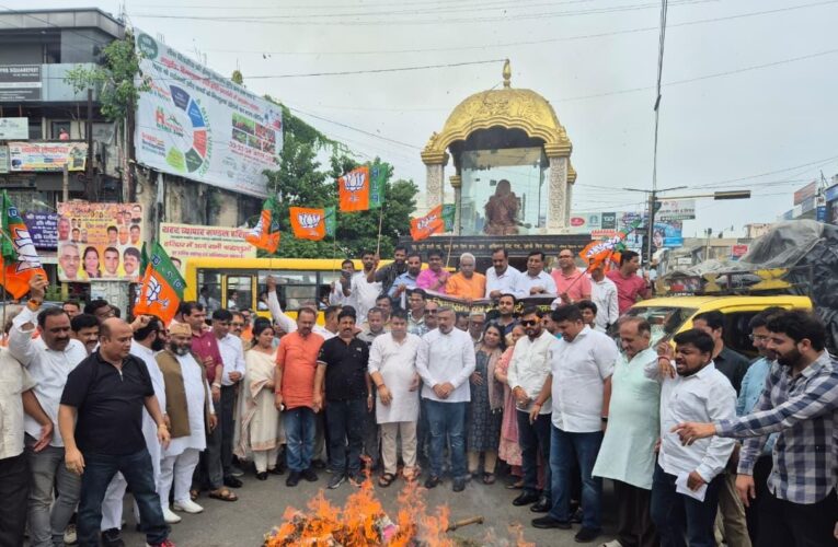 हरिद्वार: गैरसैंण में मानसून सत्र के दौरान कांग्रेस विधायकों पर हंगामे और अमर्यादित व्यवहार का आरोप लगाकर भाजपा कार्यकर्ताओं ने किया प्रदर्शन