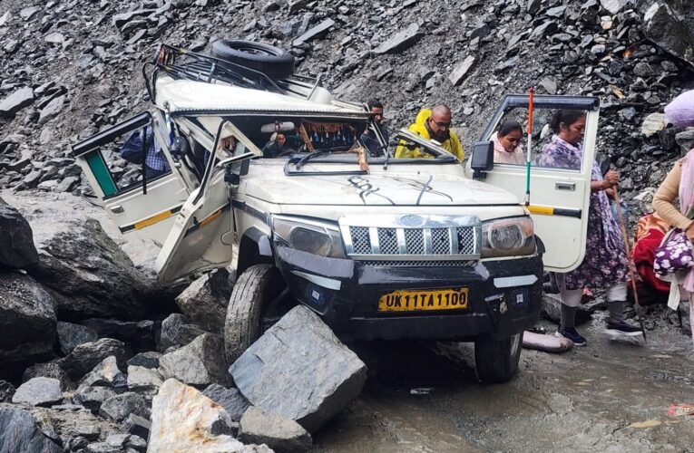 दर्दनाक हादसा: गौरीकुंड हाईवे पर मुनकटिया के पास वाहन के ऊपर गिरा भारी बोल्डर, दो लोगों की मौके पर ही मौत